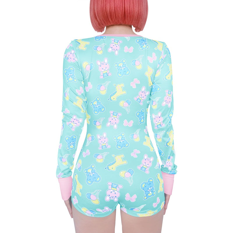 LittleForBig大人長袖ロンパースパンツ【遊園地】総柄 サムホール付きとリブ編み 前開き ベア型ボタン シルキー 緑 DP0043V