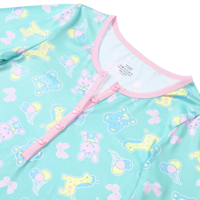 LittleForBig大人長袖ロンパースパンツ【遊園地】総柄 サムホール付きとリブ編み 前開き ベア型ボタン シルキー 緑 DP0043V